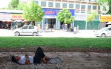 Người dân Hà Nội xuống hầm đi bộ để tránh nắng lửa mùa hè